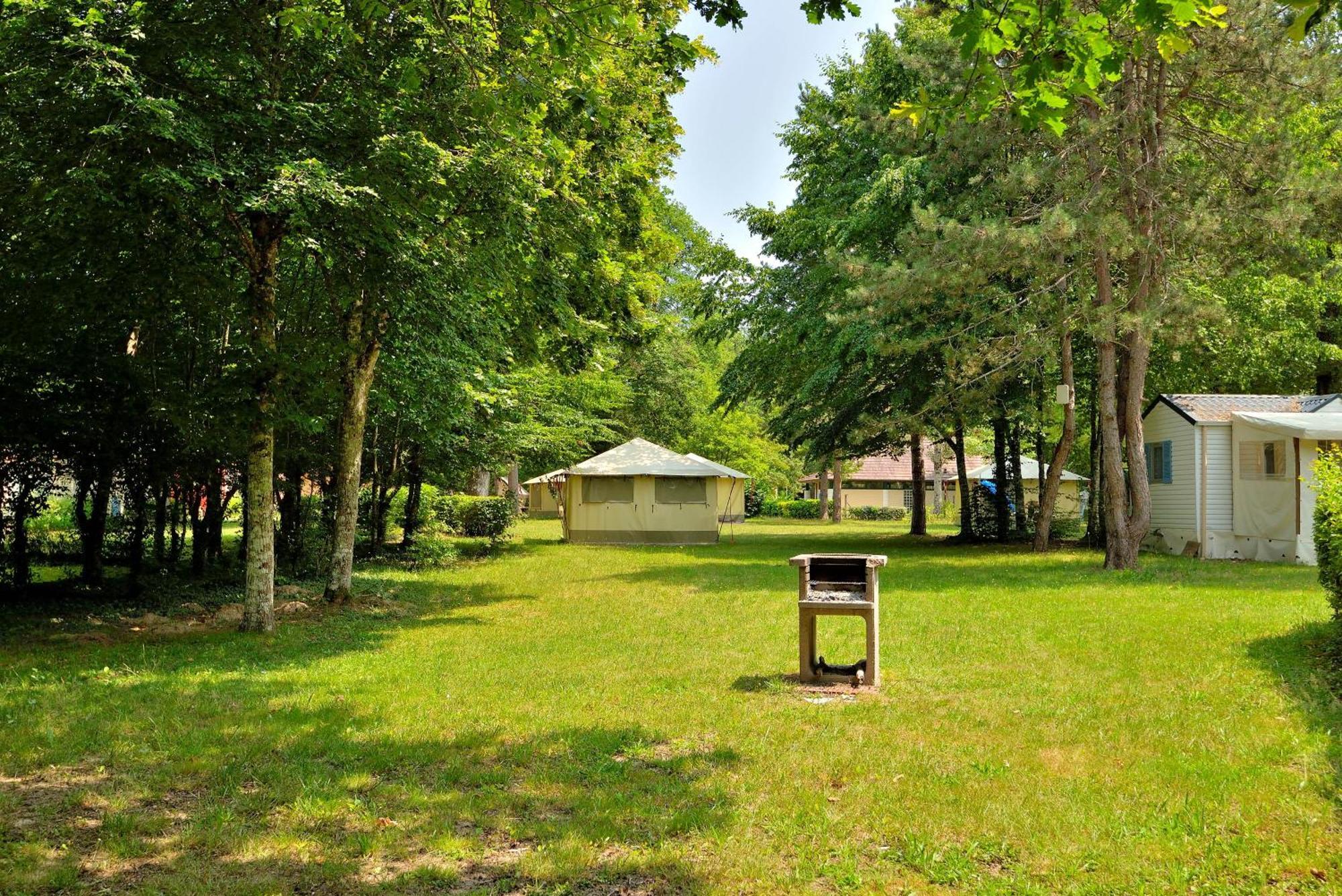 Camping Etang De La Vallee Combreux ภายนอก รูปภาพ