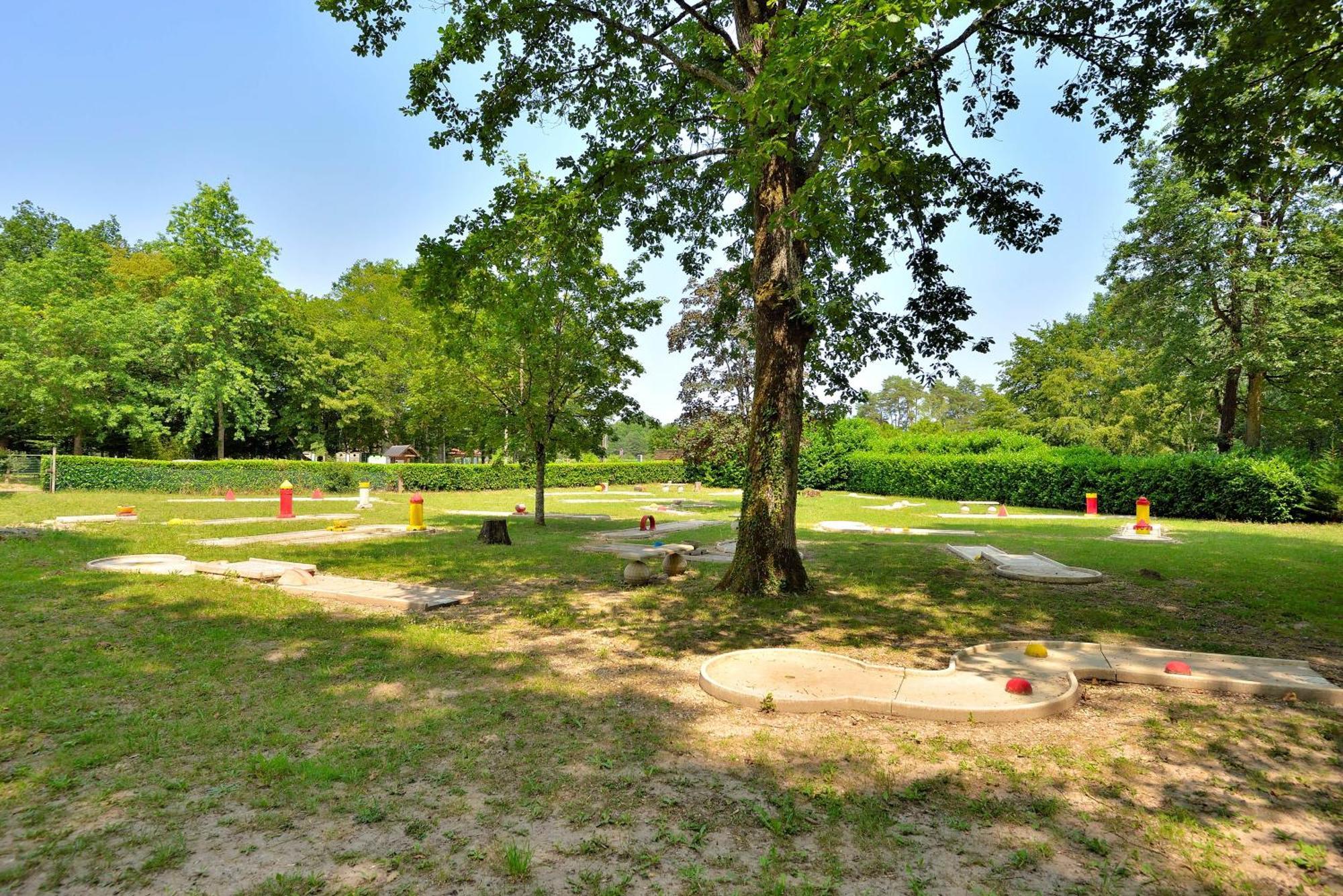 Camping Etang De La Vallee Combreux ภายนอก รูปภาพ